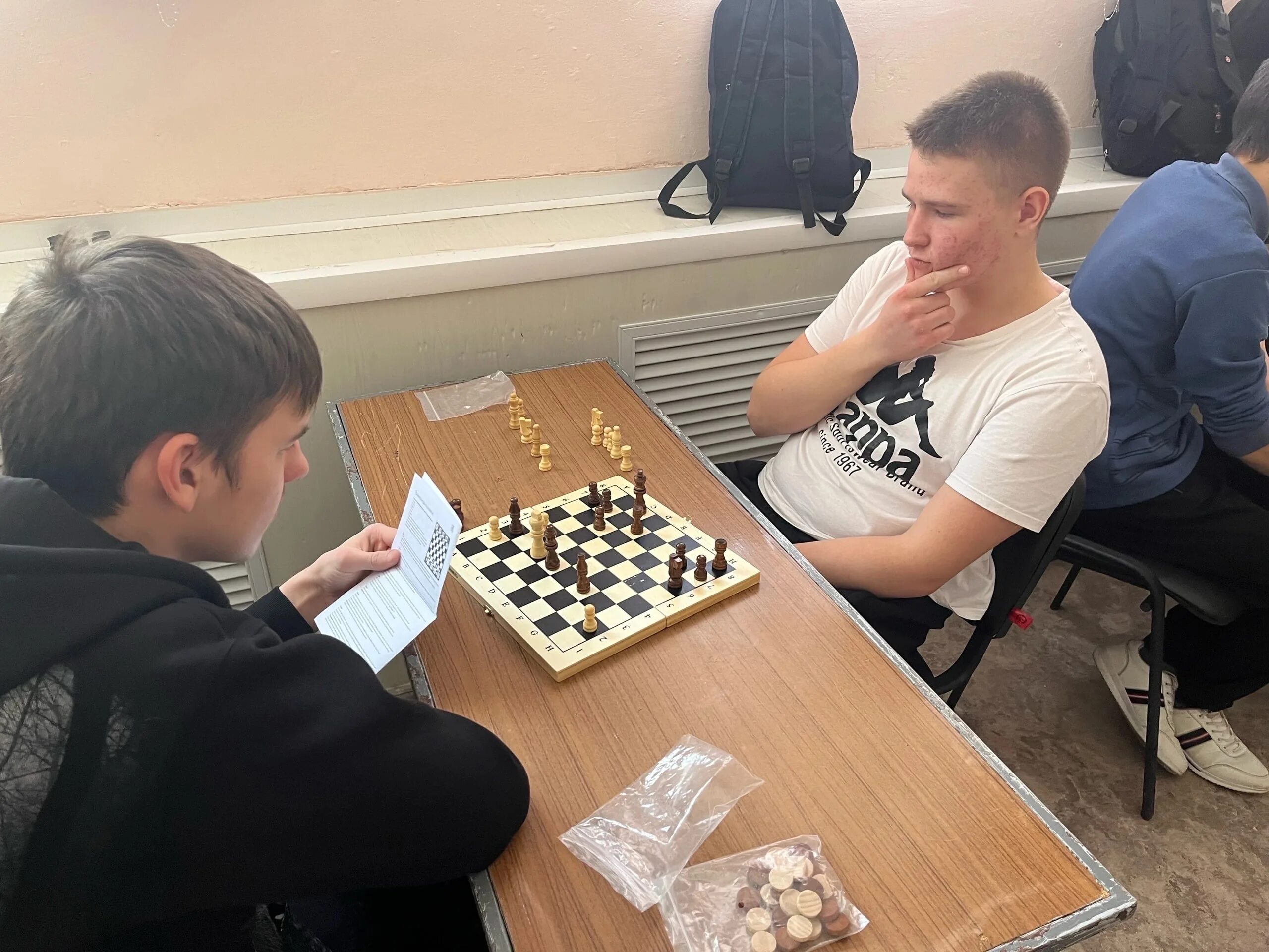 шахматный турн р в школе. соревнования по шашкам эмблема. самый молодой гроссмейстер по шахматам. участникам шахматного турнира. соревнования по шахматам.