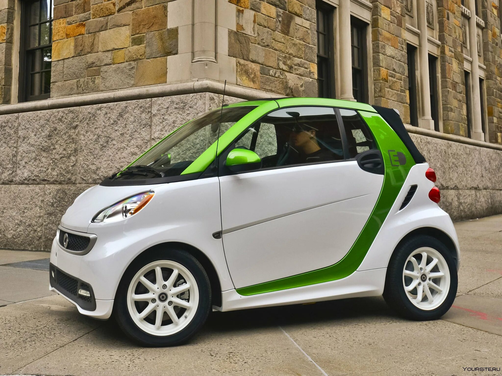 Купить машину новичку. Smart Fortwo. Mercedes Smart Fortwo. Smart Fortwo 2021. Малолитражки Smart Fortwo.