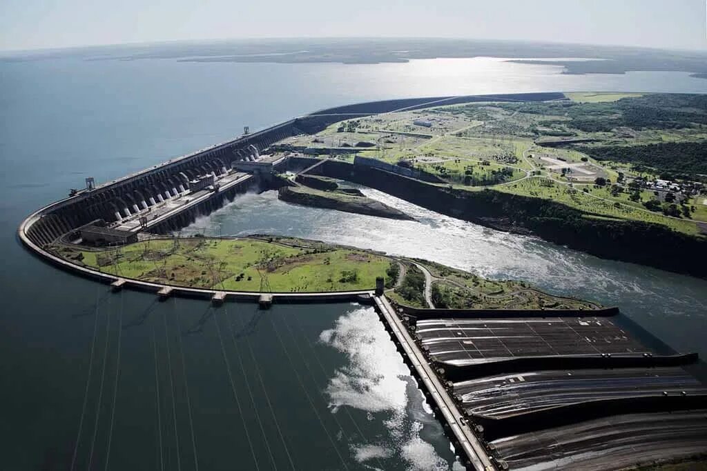 Какая длина дамбы. Итайпу Бразилия ГЭС. Плотина Итайпу в Парагвай. Плотина Итайпу в Бразилии. Гидроэлектростанция Итайпу.