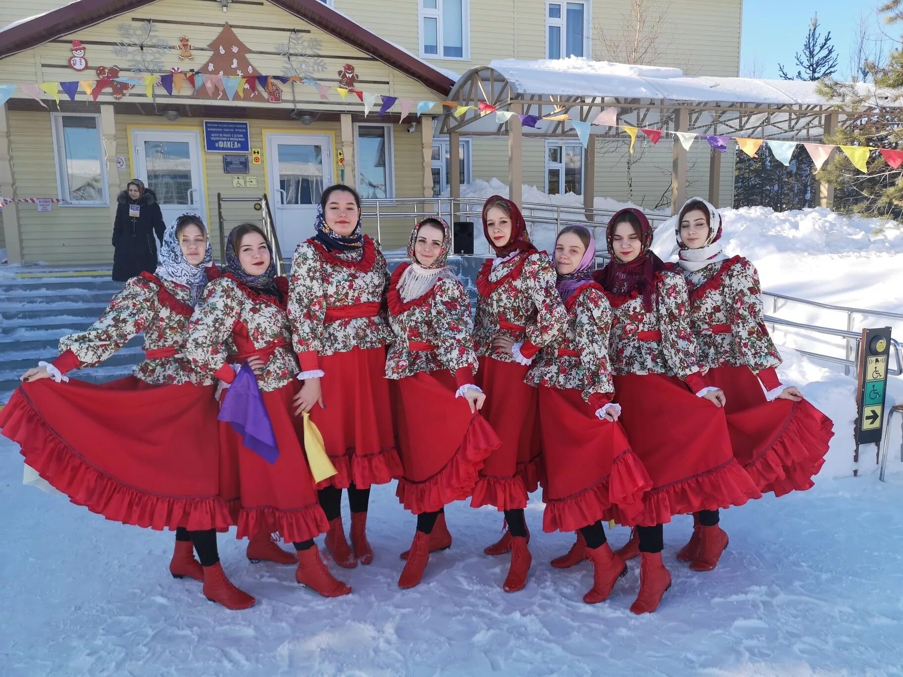 учителя мкр вынгапуровский. выпуск 2009 вынгапуровский. школа мбоу сош вынгапуровский. сарафан вынгапуровский. раиля хасанова вынгапуровский.