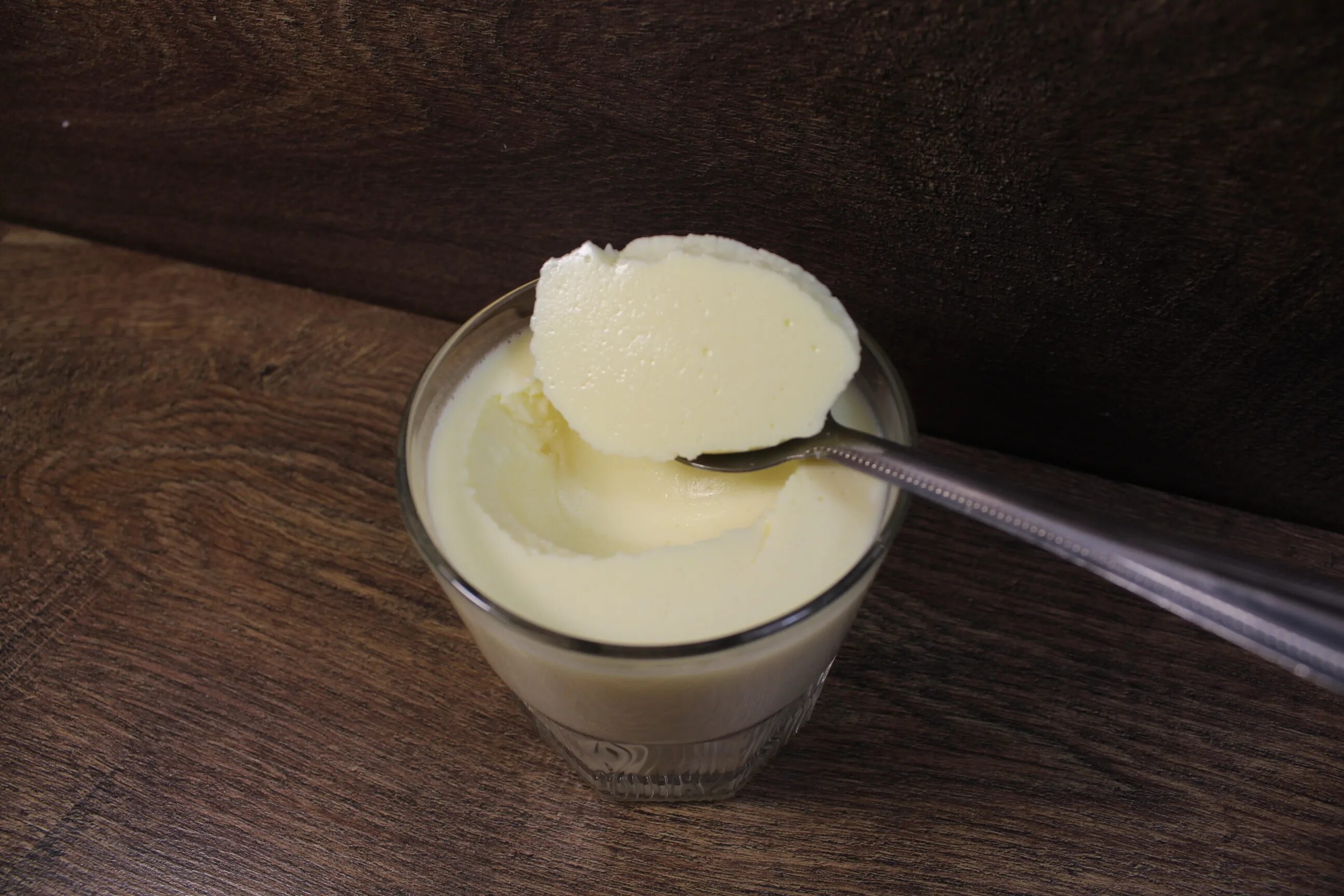 Крем молоко желток. Воздушный крем-десерт за 5 минут. Желтки с сахаром и молоком. Молоко с сахаром ванильное. Десерт из желтка молока сливок и сахара.