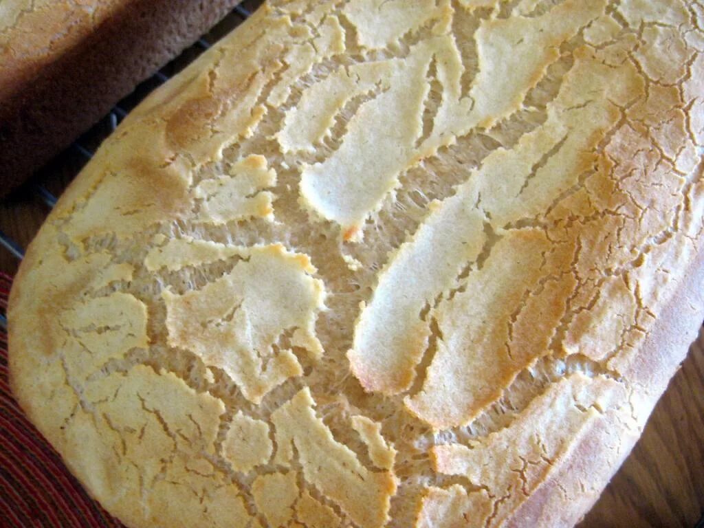 Почему трескается торт. Трещины на хлебе. Дефекты мякиша хлеба. Хлеб с трещинами на корке. Трещины и надрывы на корке хлеба.