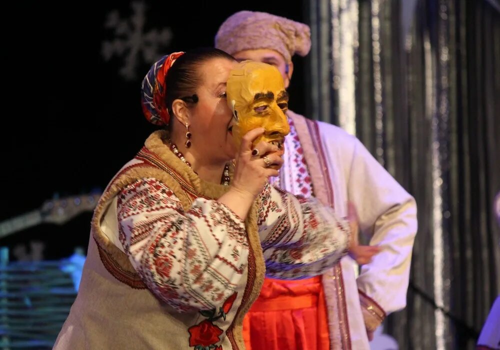 Кто озвучивает шоу вечера на хуторе. Вечера на хуторе близ диканьки 2002. диканька вечера на хуторе близ диканьки. вечера на хуторе близ диканьки хутор. спектакль диканька вечера на хуторе.