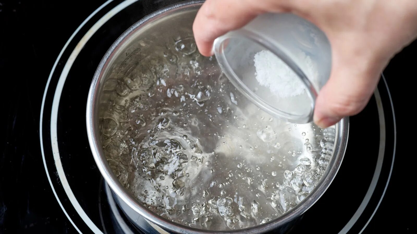 Время кипения воды в кастрюле. Кипящая вода. Соленая вода в кастрюле. Соль с водой кипит. Кипение воды.
