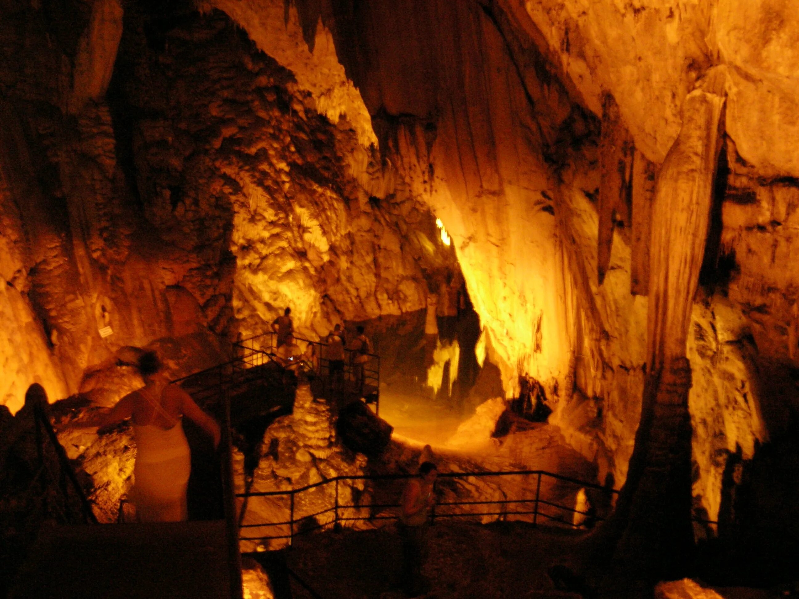 Пещера грубуг, индонезия. Пещера деветашка, провинция ловеч, болгария. Prometheus cave. Лес пещеры шондонг, вьетнам. Пещера прайя накхон таиланд.