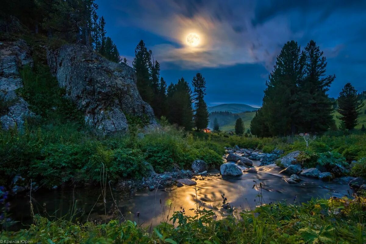 Луна алтайский край. Алтайская Луна горный Алтай. Горный Алтай Луна пейзаж. Ночь река лес. Ночной пейзаж.