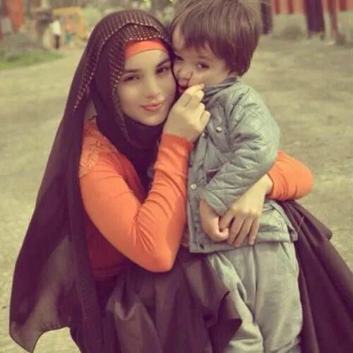 Чеченский маленький. Мусульманка с ребенком. Красивые мусульманские дети.