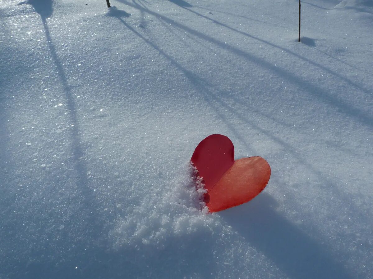 Следы любви. Сердце из снега. Сердце на снегу. Сердечко из снега. Сердечко на снегу.