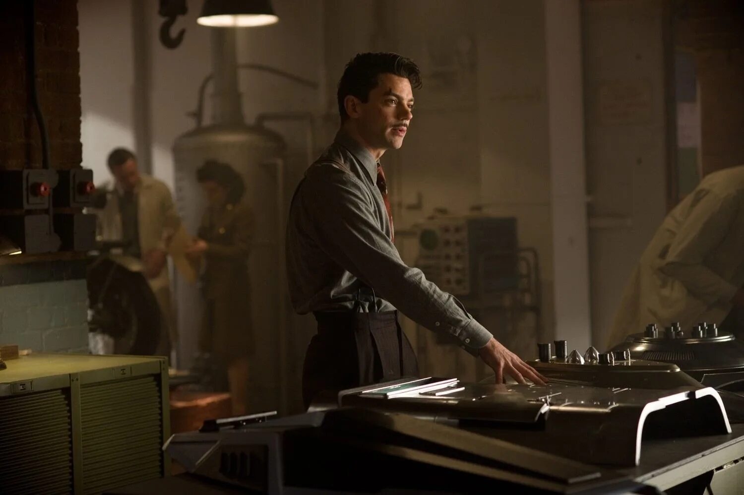 Первый мститель про. Крис эванс первый мститель 2011. Пегги картер капитан америка фильм. Крис эванс первый мститель 2011. Крис эванс первый мститель.