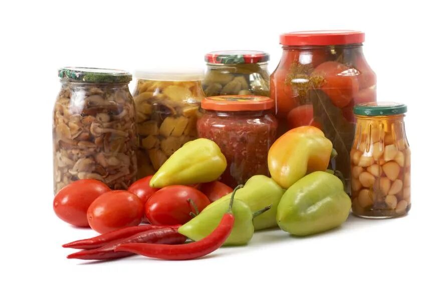 консервированные овощи. консервирование заготовки. соленья в банках. мариновка ассорти огурцы помидоры. заготовки на зиму.