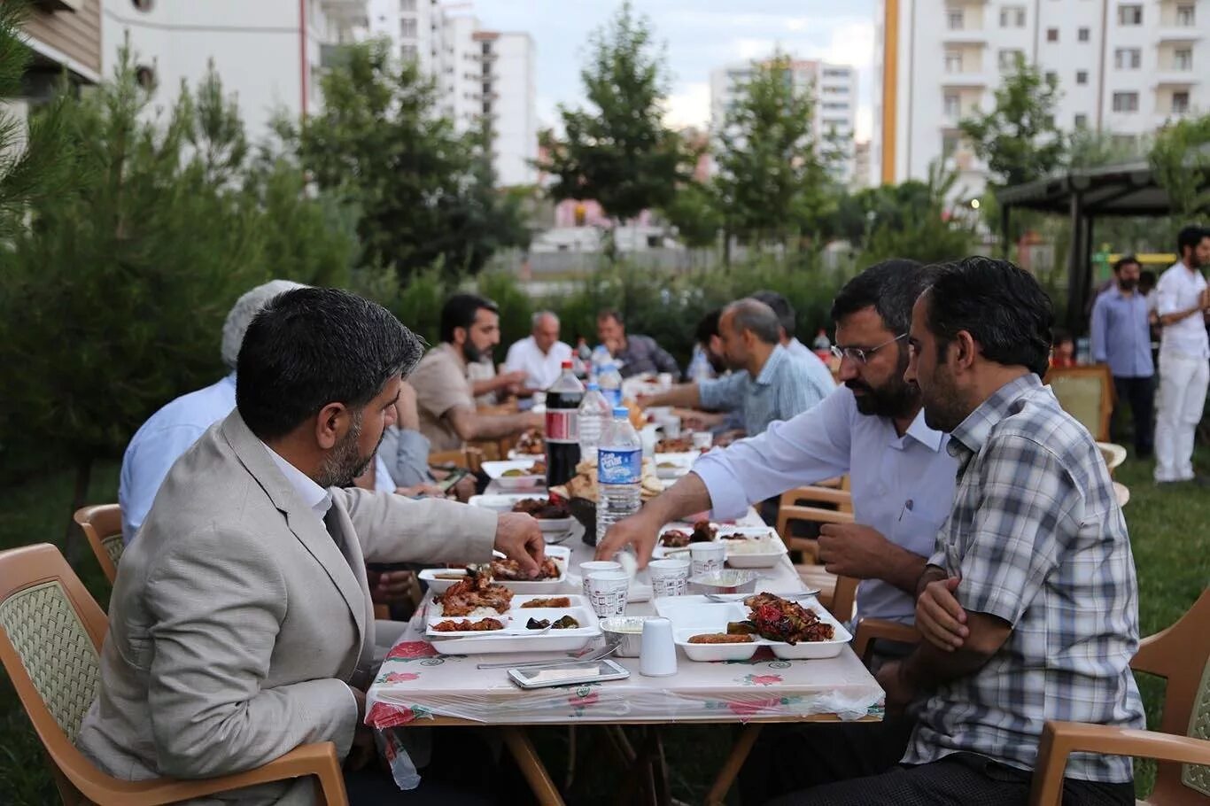 Курить после ифтара. Рамазан Iftar. Ифтар Рестаурант. Ифтар в Анкаре. Самый длинный стол ифтара в Турцию.