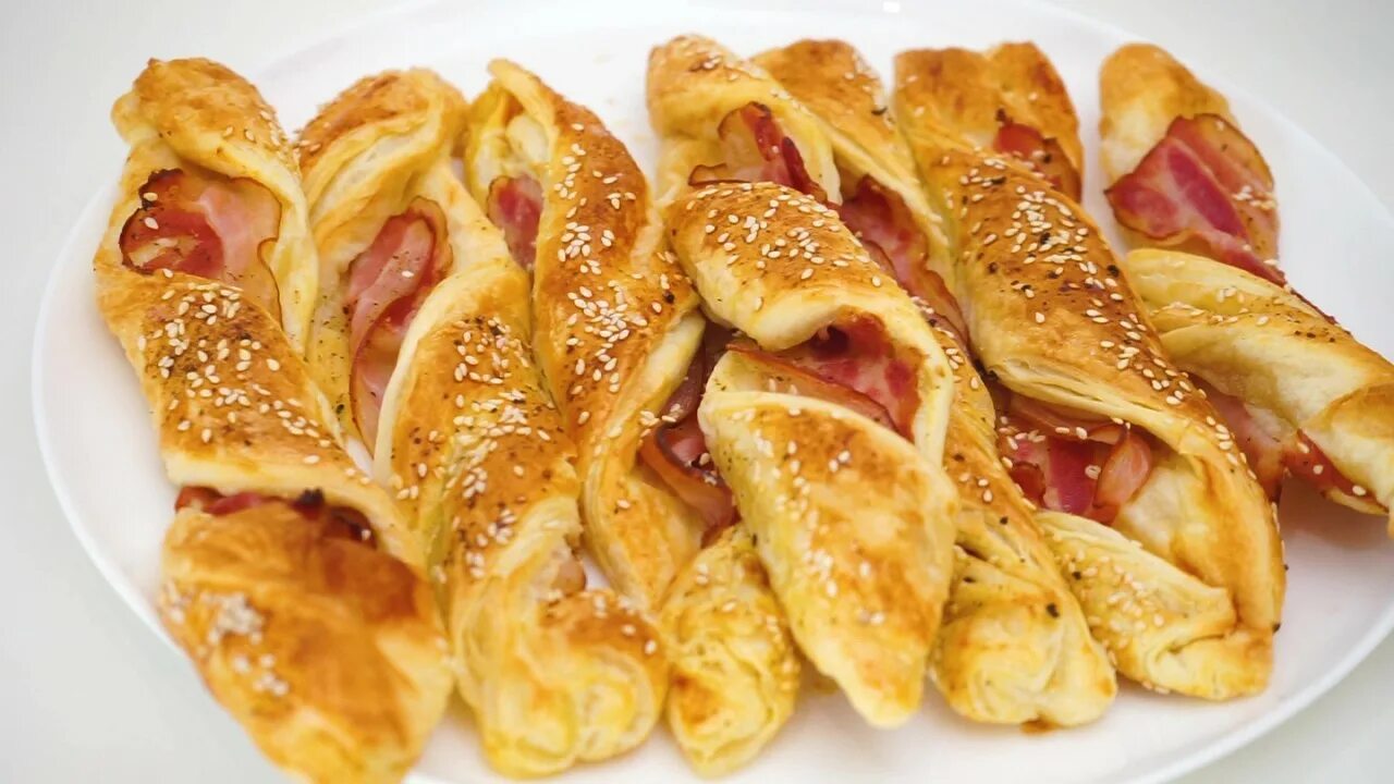 Бекон в тесте. Палочки из слоеного теста с беконом. Сырокопченый бекон в слоеном тесте. Бекон в тесте. Тонкие ломтики бекона.
