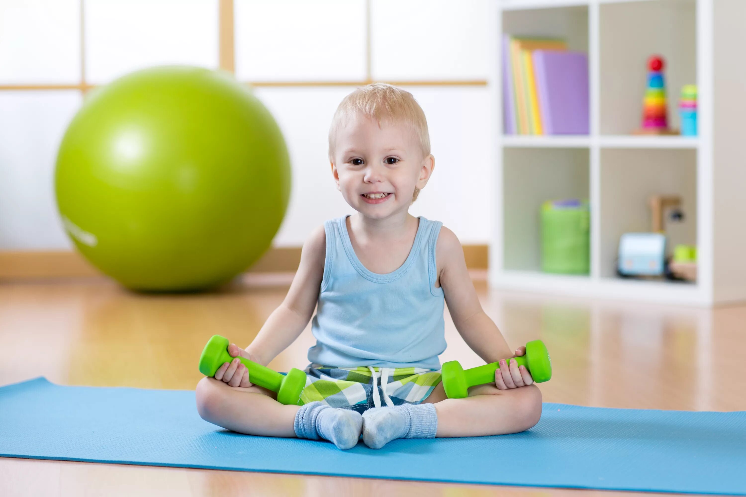 Физическое развитие в 3 года. Детский фитнес. Фитнес с малышом. Детизанимаютс спортом. Детский фитнес для дошкольников.