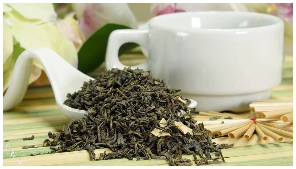 Купить золотой чай. Зелёный чай с женьшенем. Золотой женьшень чай. Китайский зеленый чай с женьшенем. Чай с корнем женьшеня.