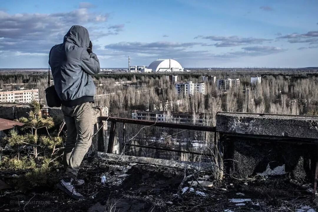 Живу в зоне отчуждения. Зона отчуждения чернобыльской аэс. чернобыль зона чаэс. зона отчуждения чернобыль станция припять. чернобыльская аэс и город припять.