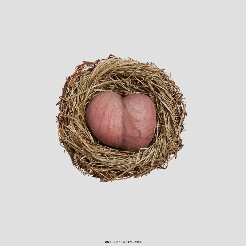 протыкание иглами яйца человека. фото висящие яйца - картинки фотографии. яички висят. яйцо в руке. яички висят.