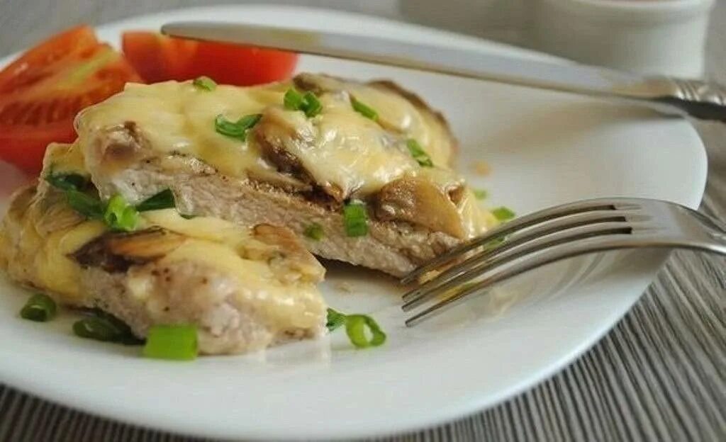 Свинина в духовке с помидорами и сыром. Свинина запеченная в сыре. Свинина запеченная под шапкой. Мясо по-боярски в духовке. Мясо под сыром в духовке.