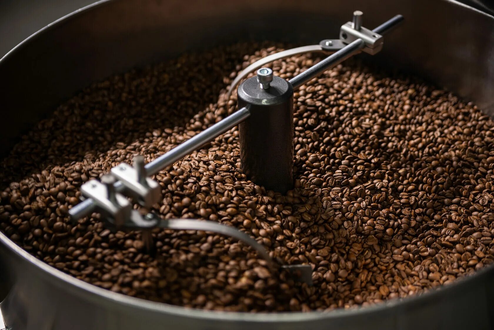 Кофе после обжарки. Roaster coffee зерно. ростер для обжарки кофе. свежеобжаренный кофе. свежеобжаренные зерна кофе.
