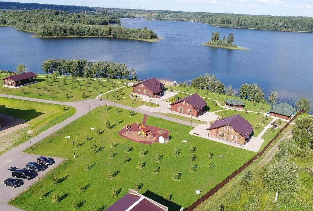 Бассейны в новгородской области. Валдай национальный парк гостиница. База отдыха Валдай отдыха на Валдае. База остров Валдай. Турбаза берег Валдая.