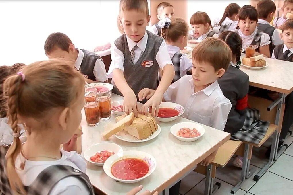 Обед в 1 классе. Обед в школе. Школьники в столовой. Столовая в школе. Питание детей в школьной столовой.