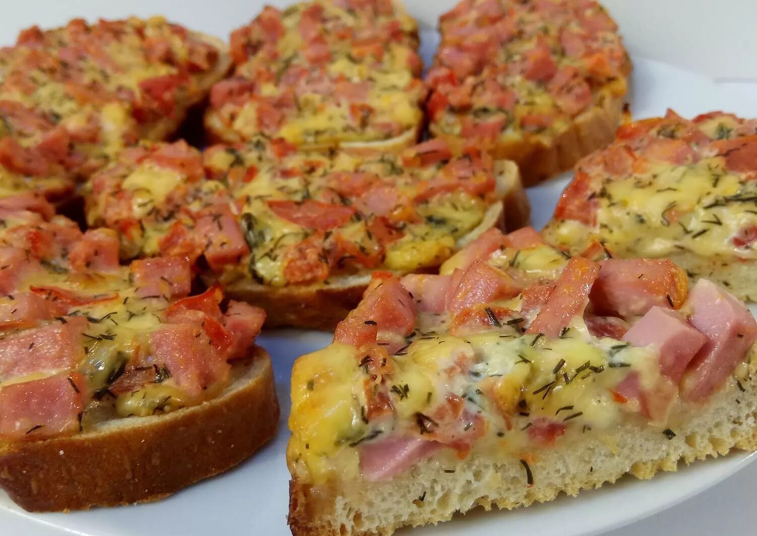 Какой вкусный бутерброд можно сделать. Горячие бутерброды. бутерброд из батона. бутерброды с батоном. бутерброды с колбасой в духовке.
