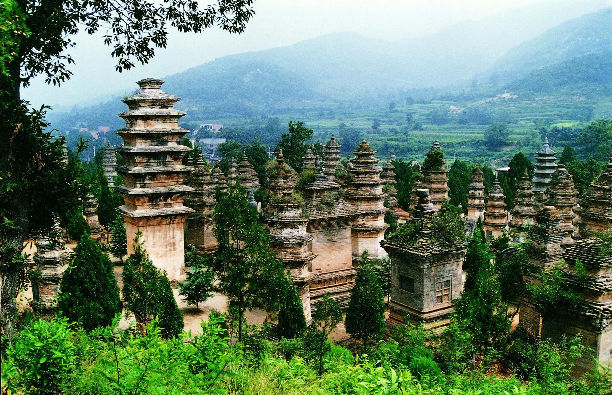 Shaolin temple. Монастырь Шаолинь Хэнань. Храм Шаолинь Лоян. Монастырь Шаолинь Лоян Китай. Храм Шаолинь Хэнань монастырь Шаолинь Китай.