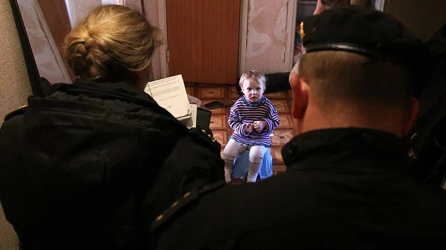 полицейский забирает ребенка. опека изымает детей из семей. изъятие детей из семьи. неблагополучные семьи и органы опеки. опека изымает детей из семьи.