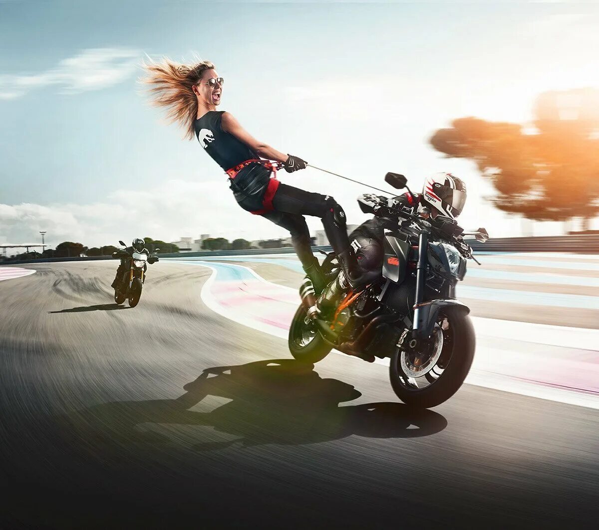 Девушка на мотоцикле. Девушка едет на мотоцикле. Красивые девушки на мотоциклах.