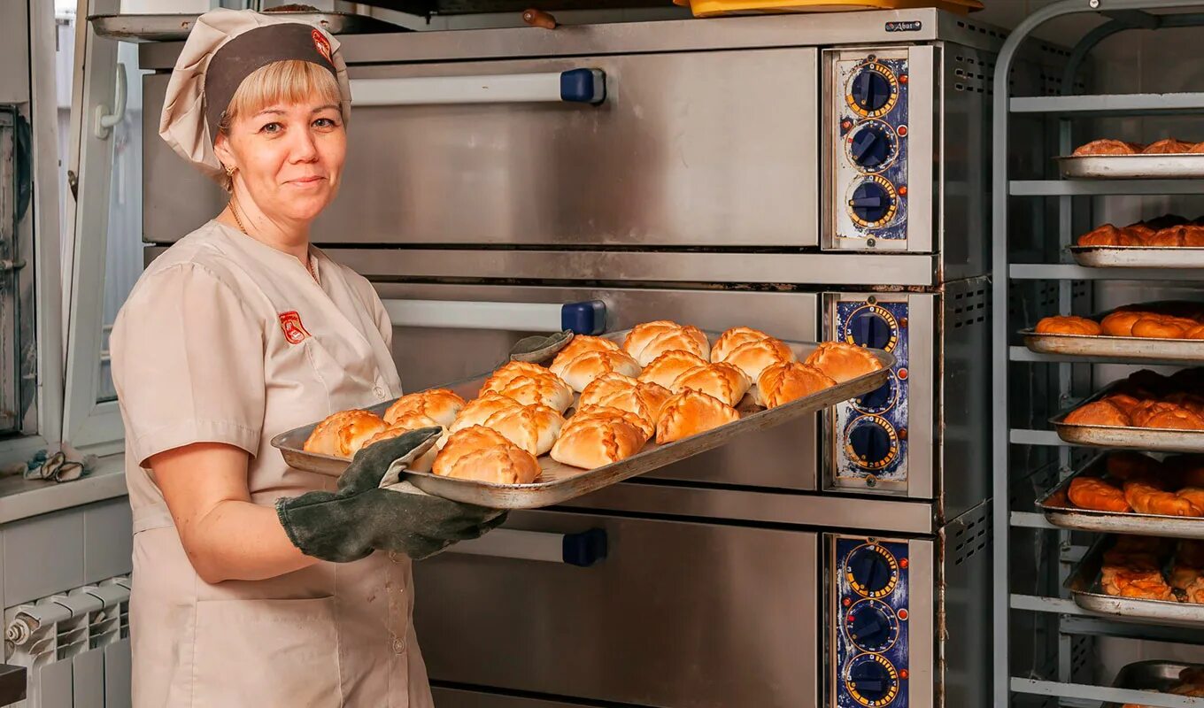 Работница пекарни. Работники мини пекарни. Хлеб пекарня. Пекарь хлебобулочных изделий. Опыт пекарни.