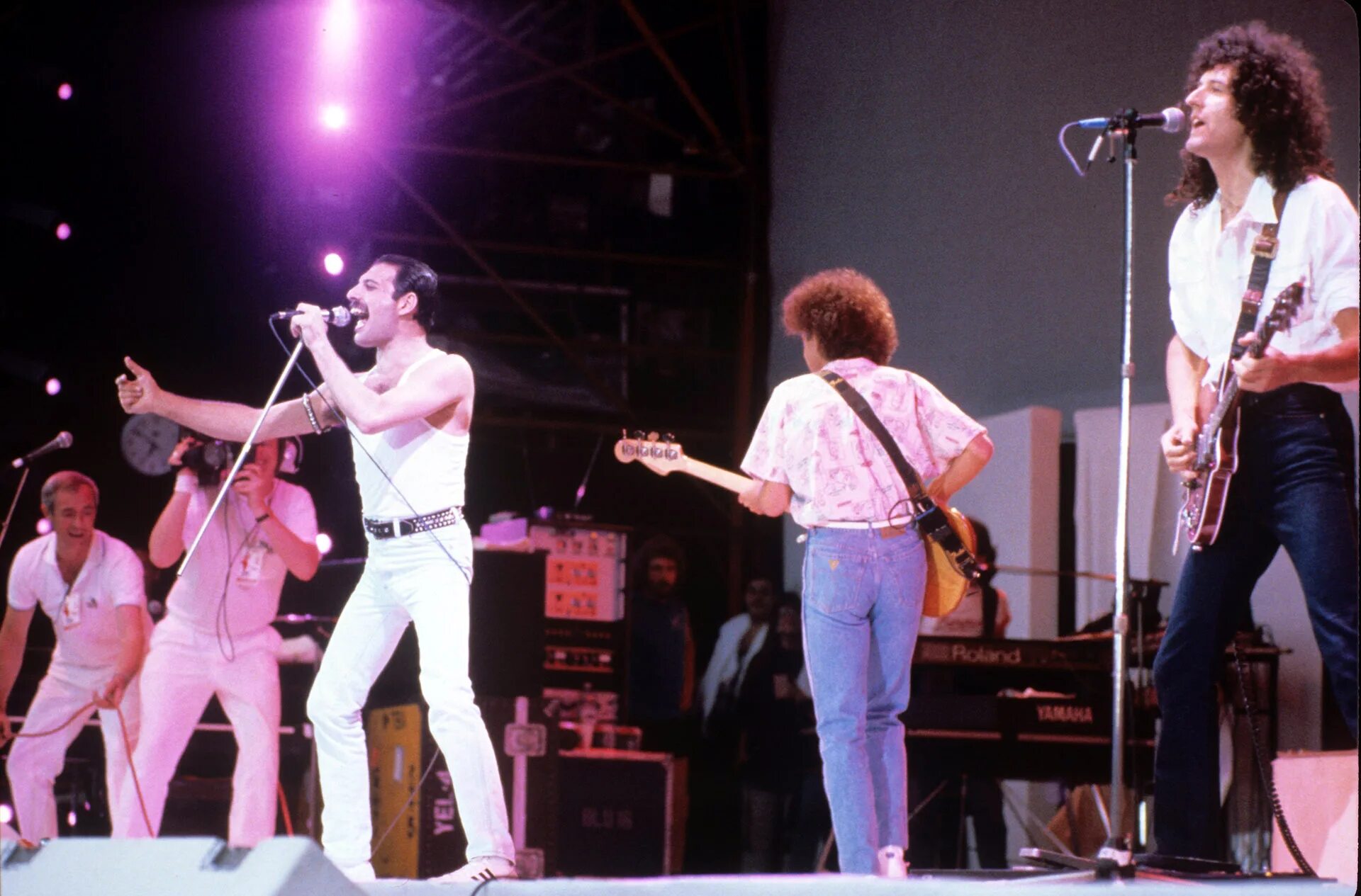 Live in shape. Группа квин 1985. фредди меркьюри live aid 1985. концерт live aid 1985 queen. queen концерт live aid.