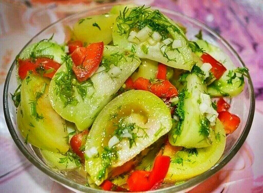 Салат из зеленых помидор. Вкусные зелёные помидоры порезанные кружочками. Бочковые зеленые помидоры. Острый салат из зеленых помидор. Помидоры солёные зелёные.