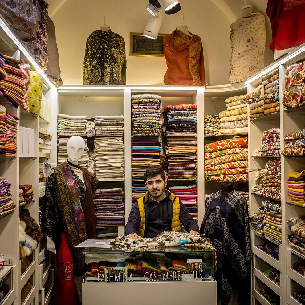Стамбул где купить. Рынок в Стамбуле Гранд базар одежда. Гранд базар Стамбул одежда. Гранд базар ткани Стамбул. Стамбул рынок тканей.