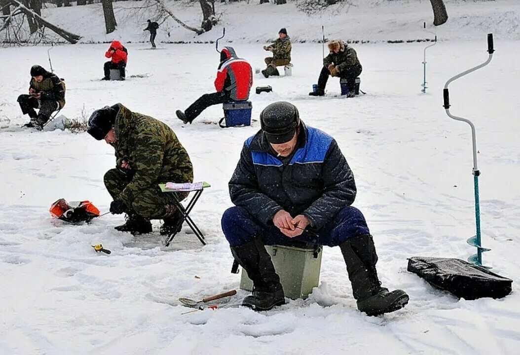 Зимняя рыбалка. Рыбаки на льду. Зимняя рыбалка на льду. Рыбак зимой. Подледный лов рыбы