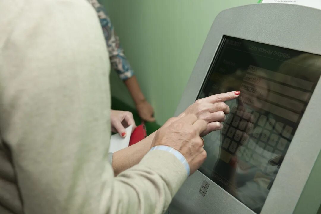 Апатитско-кировская центральная городская больница. Запись к врачу. Номер телефона регистратуры. Поликлиника кировска мурманской области. Поликлиники мурманска очереди.