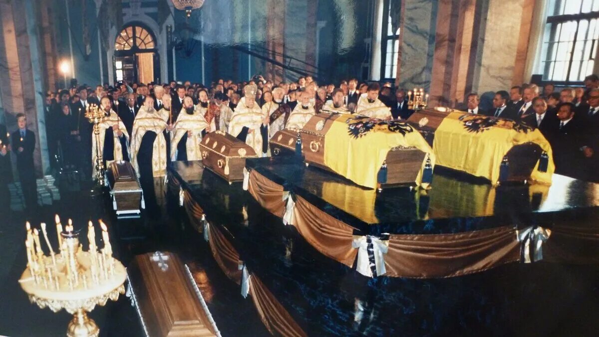 Похороны царской семьи романовых 1998. Захоронение останков царской семьи в санкт-петербурге 1998. Где похоронили семью романовых. Перезахоронение останков царской семьи. Похороны царской семьи романовых 1998.
