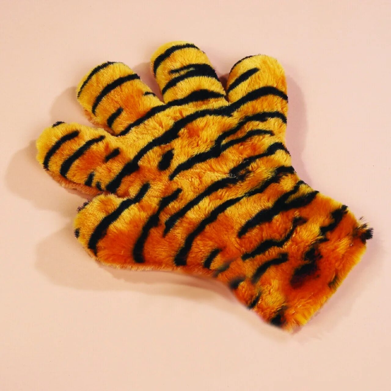 Тигровые перчатки. Лапа тигренка. Лапы тигра перчатки. Варежки тигровые лапки.