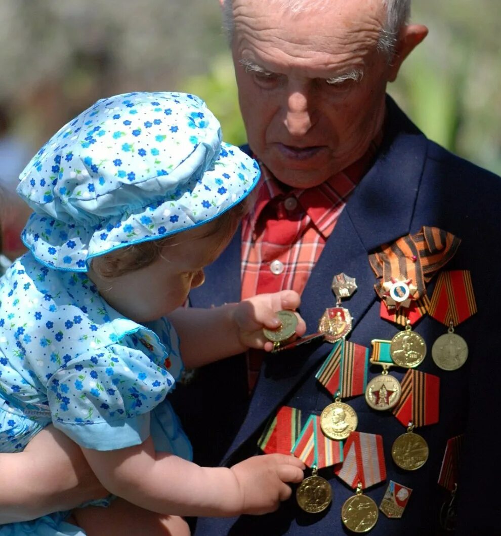 Ветераны войны 9 мая. Дедушка ветеран. Ветераны и дети. Дедушка ветер. Ветераны с внуками.