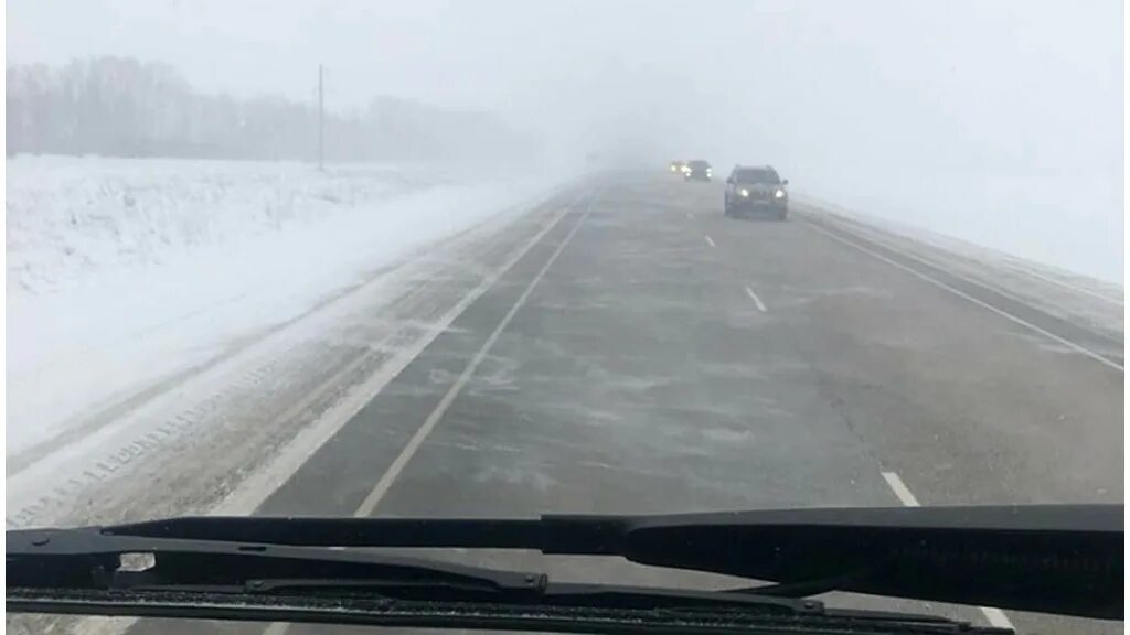 автомобиль на трассе. перекрыли трассу. закрытые трассы алтайского края. снежный покров 24. вылетел с трассы ярославль зима.