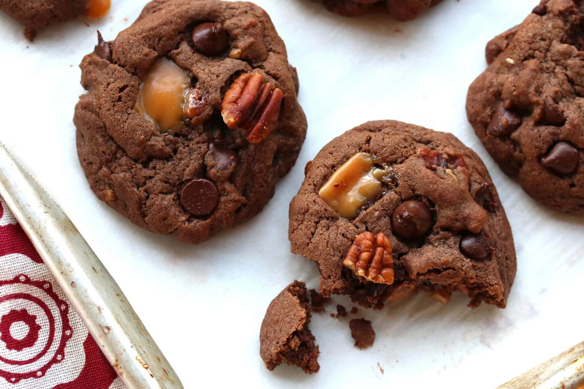 Печенье cookies с шоколадом. Кукис шоколадный с орехами. Печенье с шоколадом. Шоколадное печенье с орехами. Печенье в шоколаде с орехами.