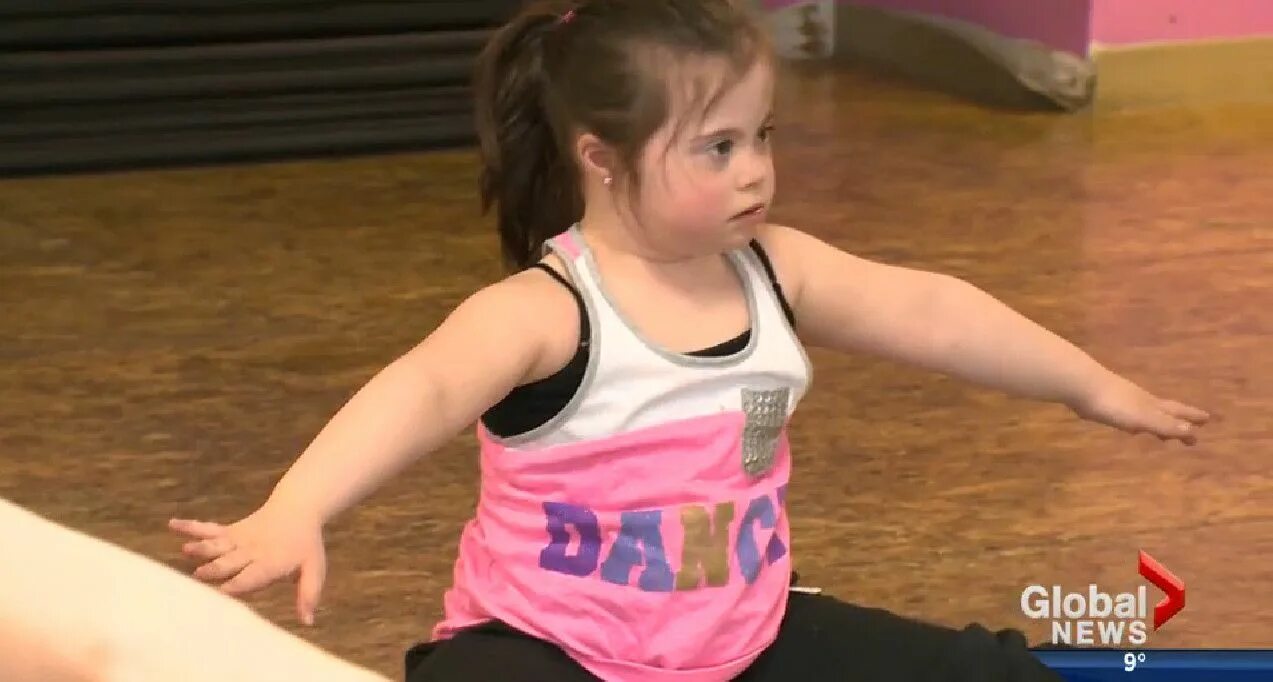 Физкультура для детей даунов. Дети с синдромом Дауна занимаются спортом. Дети с синдромом Дауна в школе. Дауны танцуют