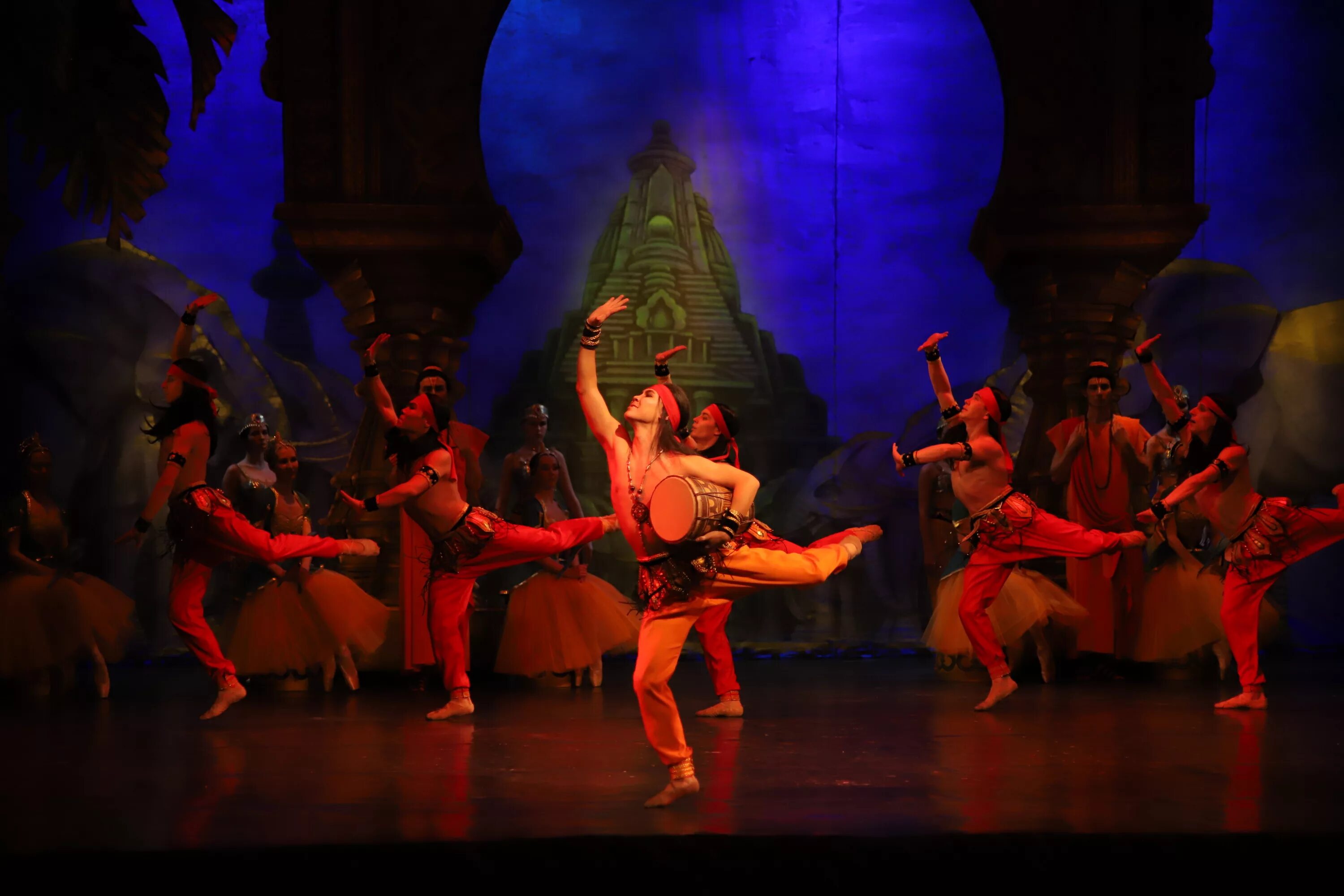 баядерка 3 акт. баядерка танец теней. баядерка духи. баядерка балет михайловский театр 2023. алла шелест никия в баядерке.