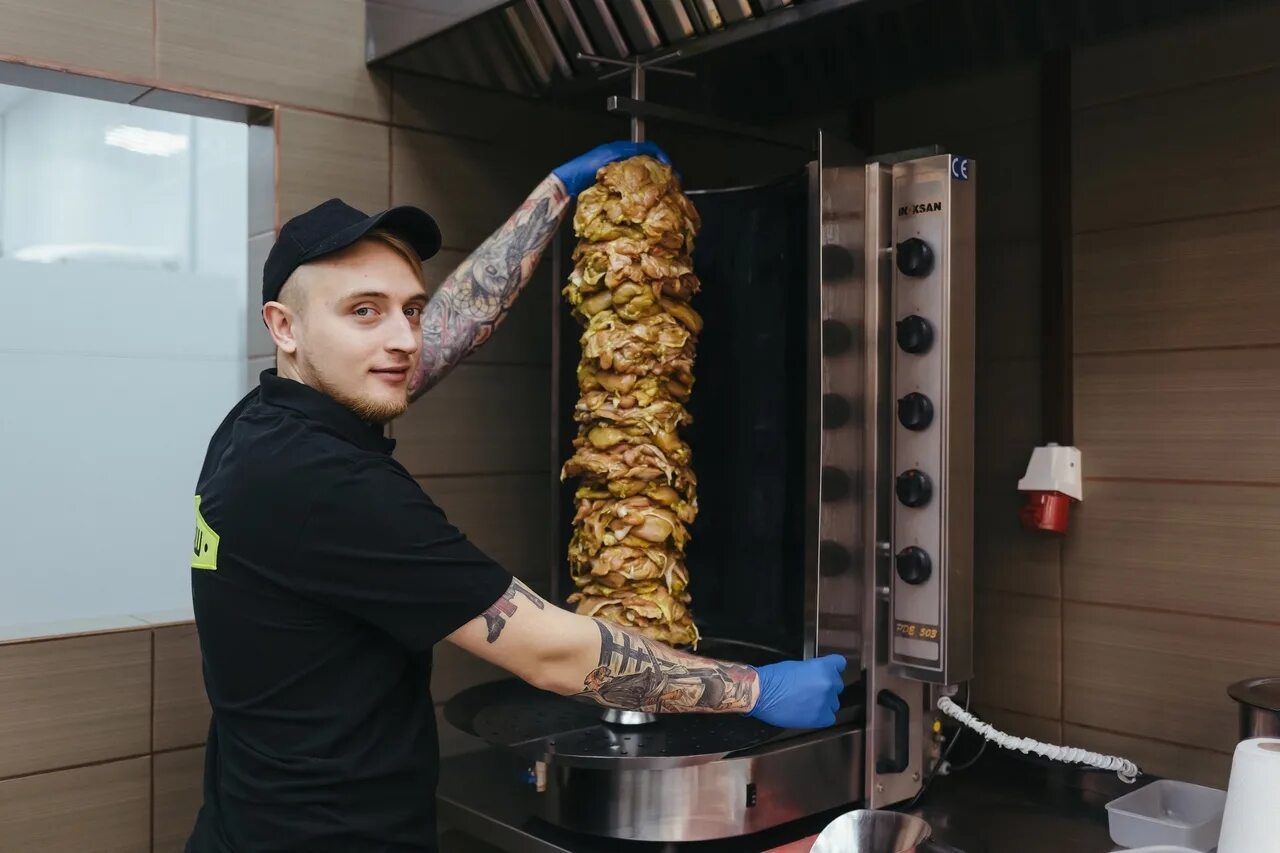 Приготовление шаурмы. Повар шаурмы. Шаверма повар. Шаурмист. Шаурма.