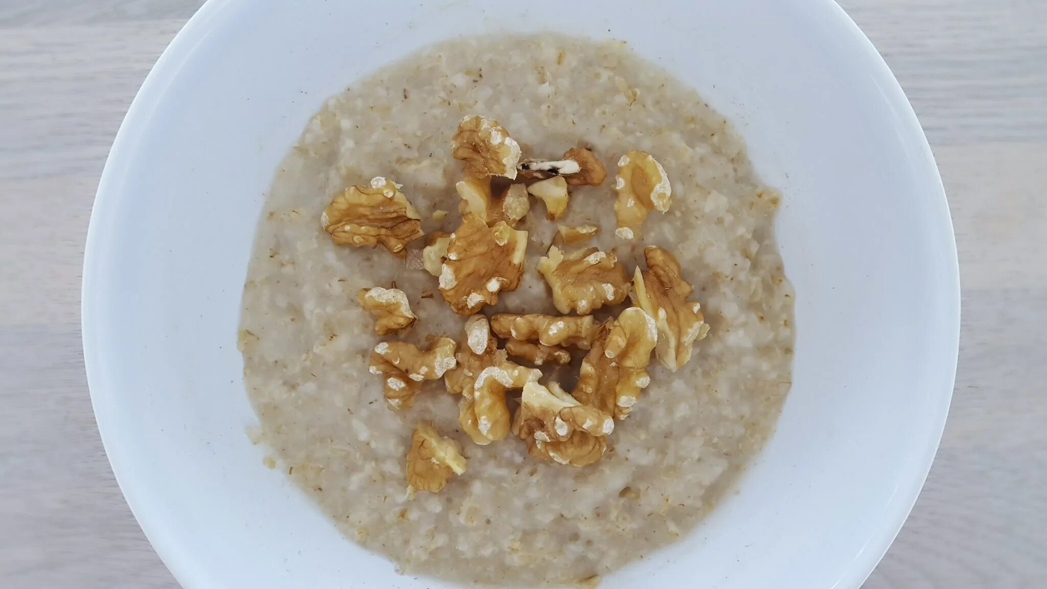 Овсяная каша в микроволновке. Овсяная каша. Овсяные каши в микроволновке. Каша в микроволновке. Овсяная каша с добавками.