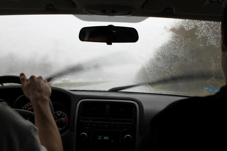 Хорошо в машине в дождь. Дождь машина руль. Дождь за рулем автомобиля. За рулем в ливень. Девушка за рулем в дождь.