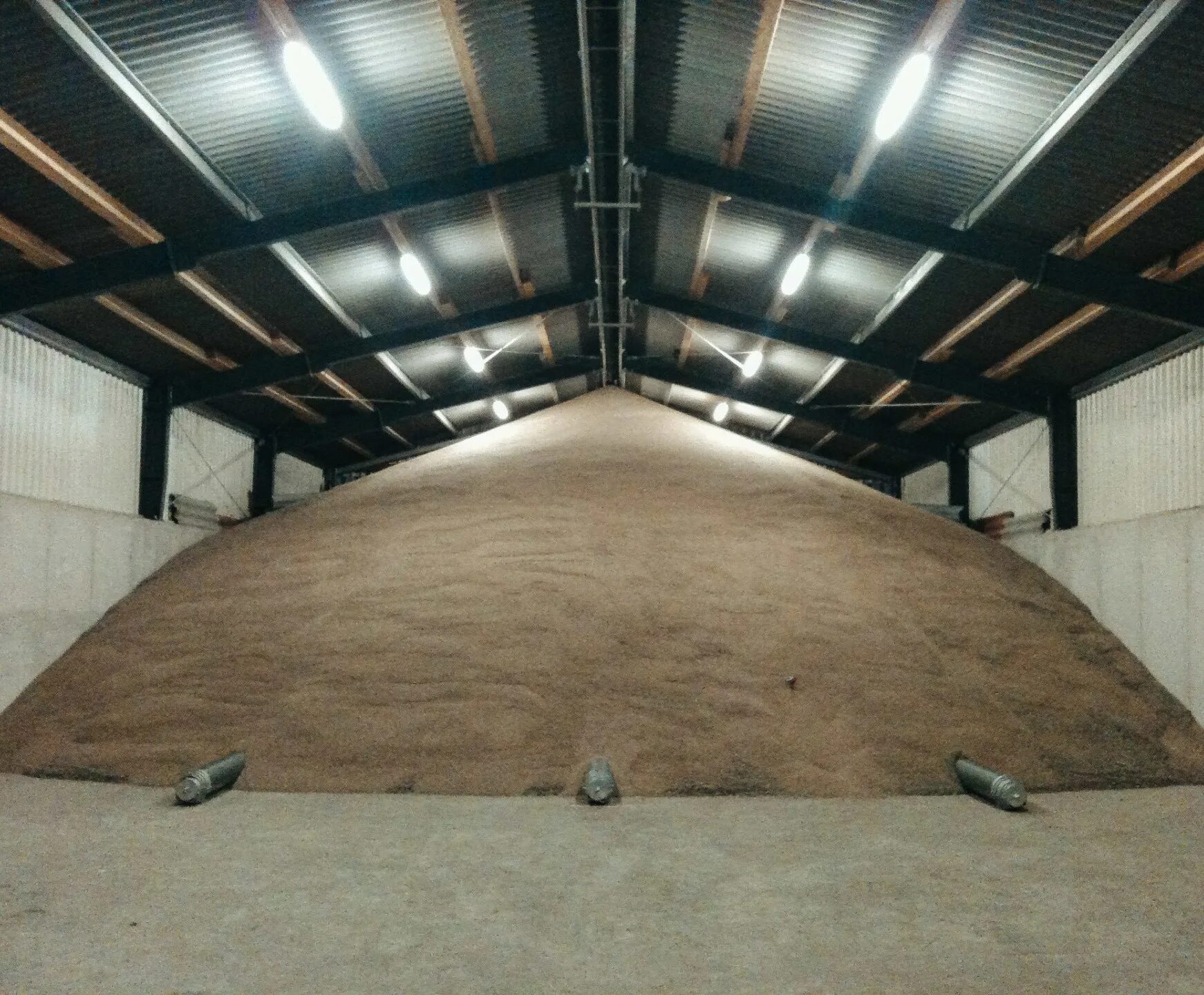 Ангар сенохранилище. Система вентиляции Ангара зернохранилища. Напольная вентиляция для зерноскладов. Склад для хранения зерна.