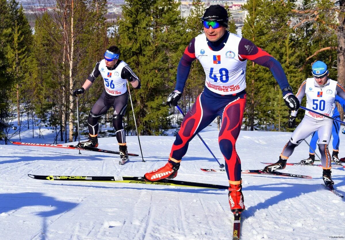 Лыжный спорт выносливость. Лыжные гонки. Гладкие лыжи спорт. Беговые лыжи гонки. Лыжники любители.