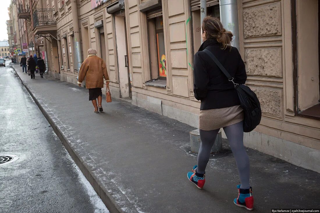 Сегодня можно выходить на улицу. Образы людей на улице. Фото людей на улице. В чем ходят в Москве. В чем ходят люди в Москве.