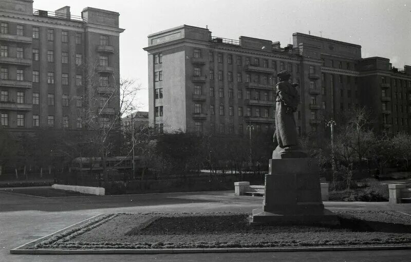 Памятник 1961 года. Памятник нахимову в севастополе. Орленок головницкий. Город сталино донецк. Памятник в.