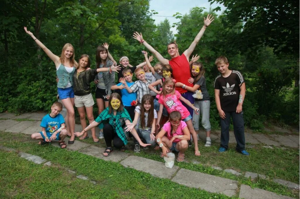Спортивно-оздоровительный лагерь. Дети в лагере. Дети в летнем городском лагере. Лагерь вятичи калужская область. Летний лагерь для детей.