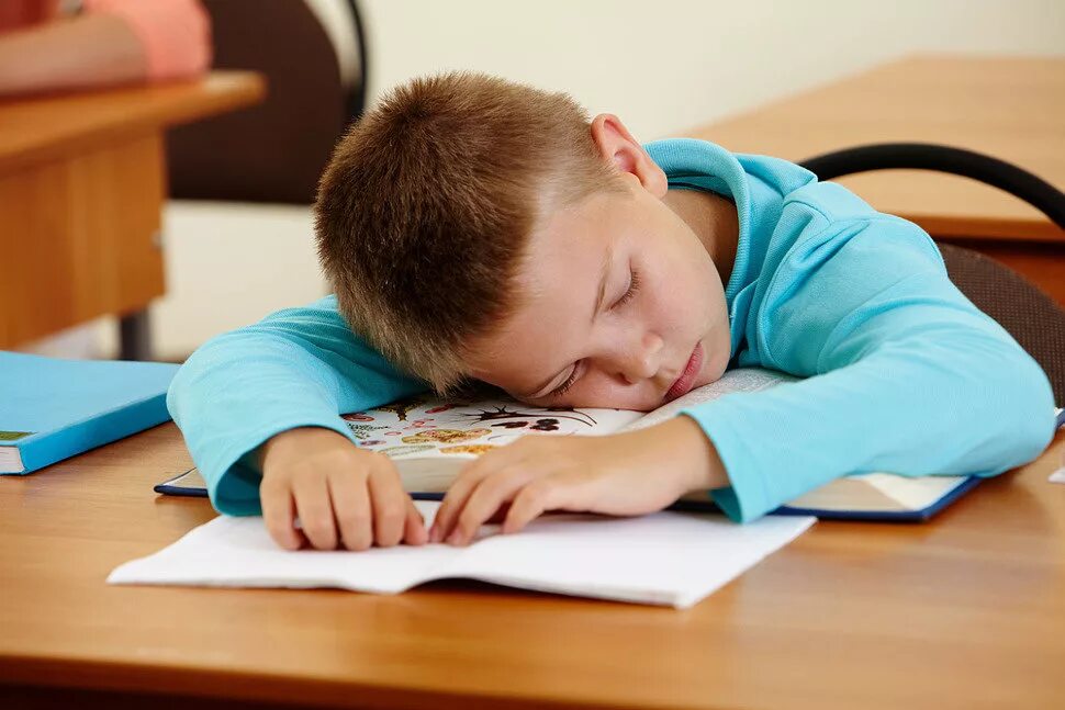 Дети спят в школе. Сонный ученик.
